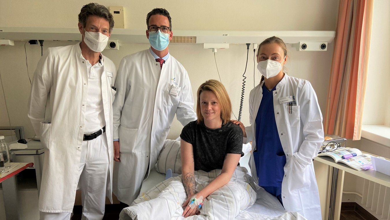 Patientin Nadine Dutczak mit einigen behandelnden Ärzt:innen