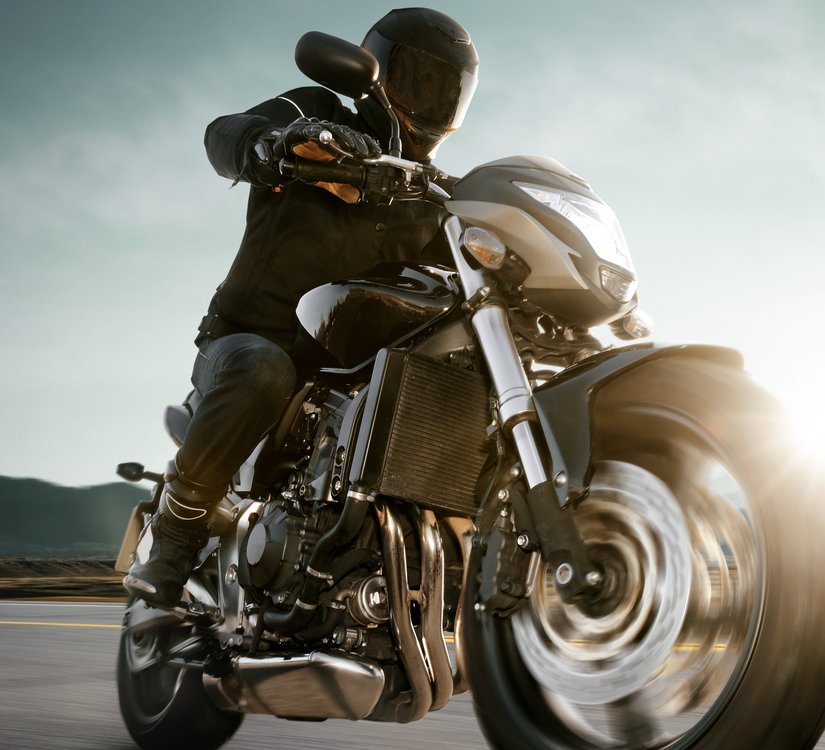 Motorrad auf Landstraße
