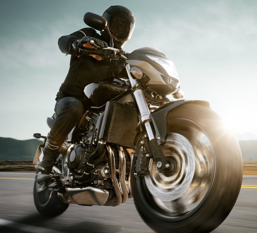 Motorrad auf Landstraße
