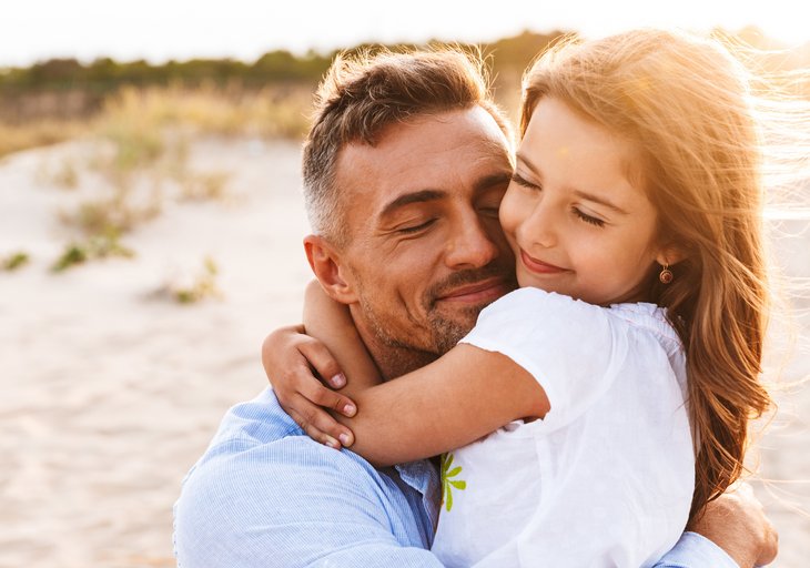 Vater mit Tochter am Strand