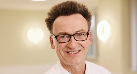Dr. Bernd Raueiser