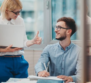 Azubi im Büro mit Vorgesetzer