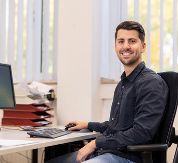 Mann vor Computer