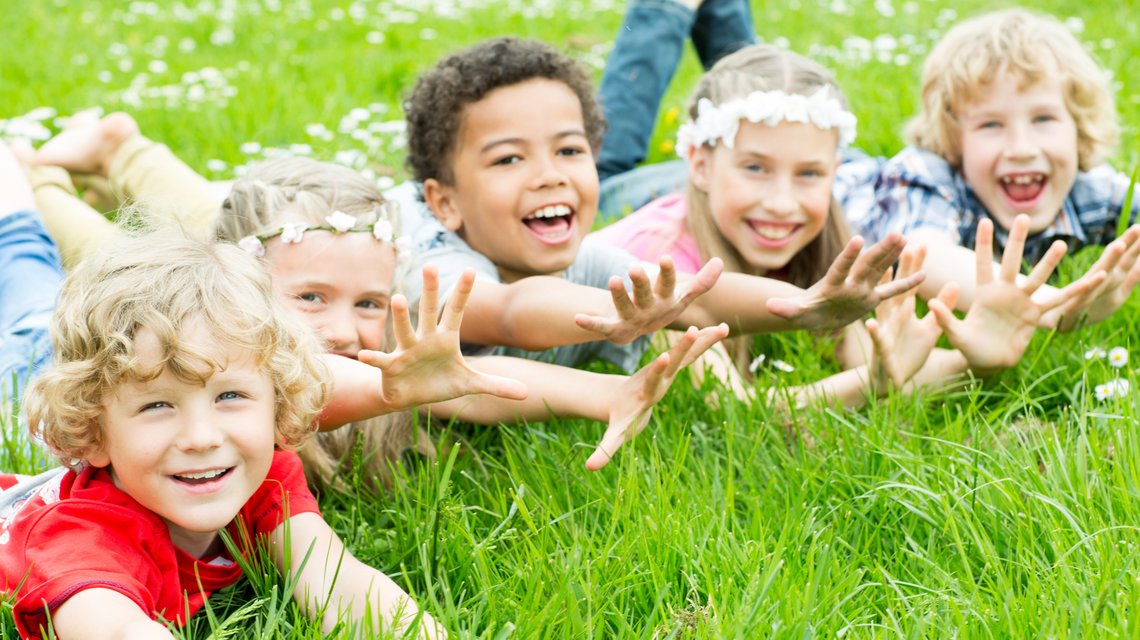 lachende Kinder auf der Wiese