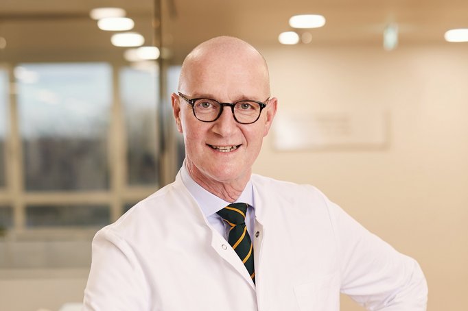 Prof. Dr. Leonard Bastian