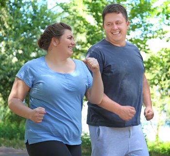 Übergewichtiges Paar beim Joggen