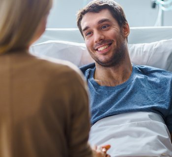Patient, der Besuch empfängt