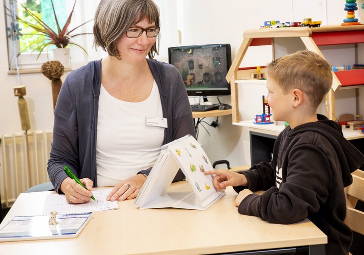 Betreuerung eines Jungen im Sozialpädiatrischen Zentrum 