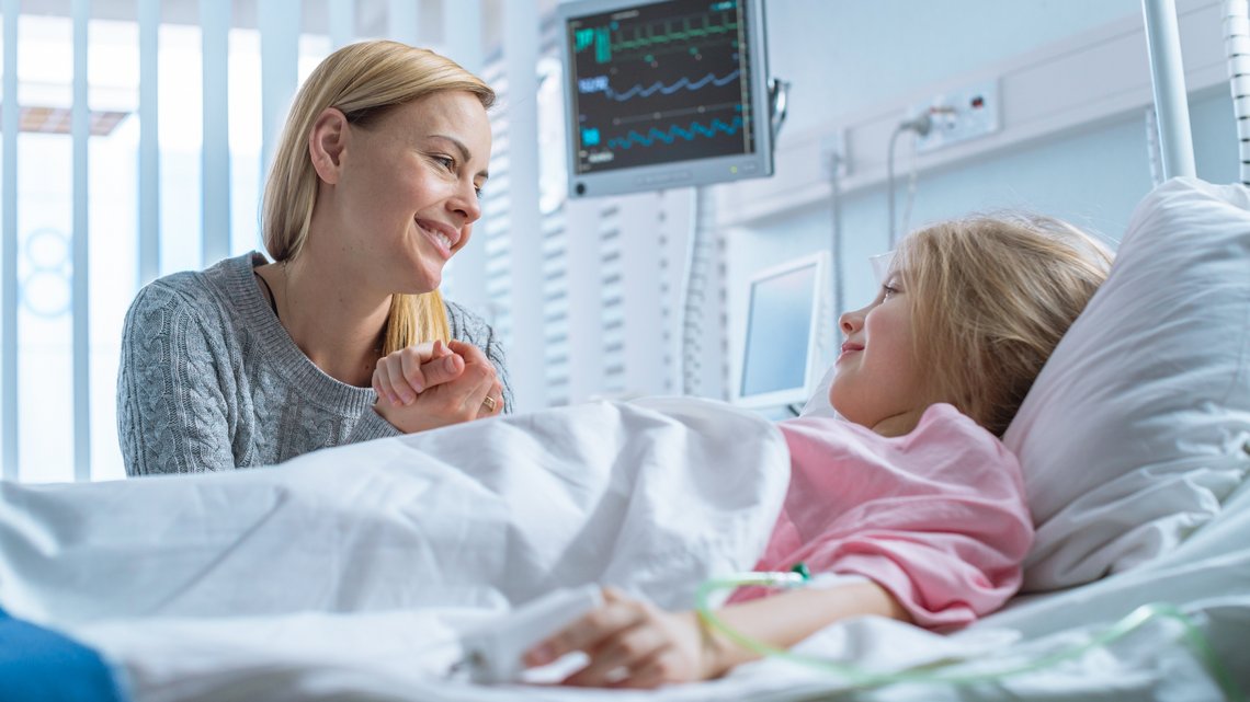 Mutter besucht Tochter im Krankenhaus