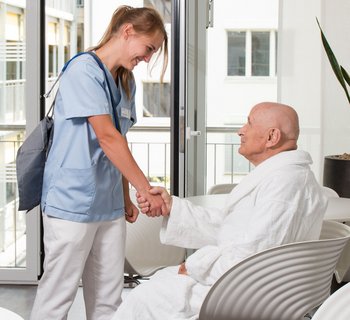 Pflegerin mit Patient