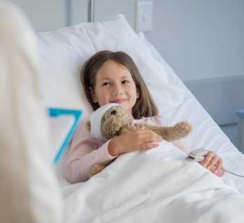 Kind im Krankenbett
