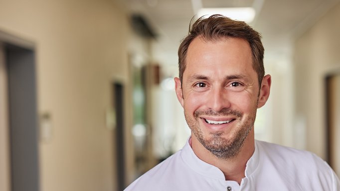 Dr. Sebastian Röschl