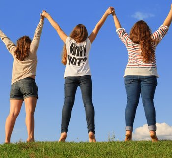 Drei übergewichtige Damen von hinten