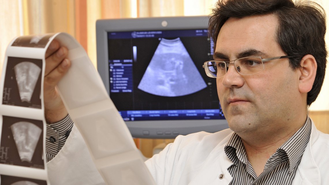 Arzt betrachtet Ultraschallbilder