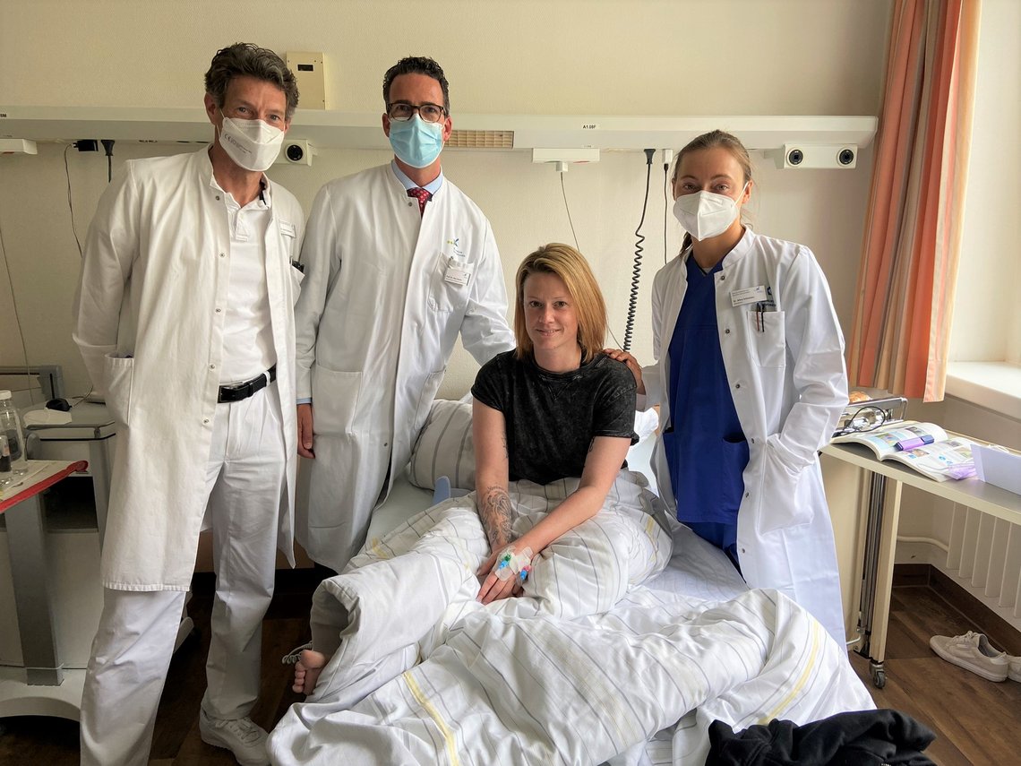 Patientin Nadine Dutczak mit einigen behandelnden Ärzt:innen