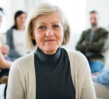 Ältere Frau in Gruppe