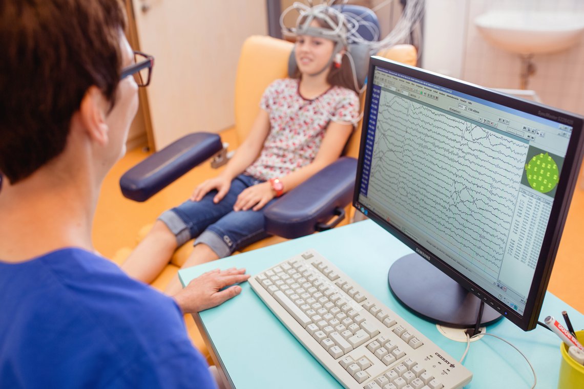 EEG-Aufzeichnung bei einem Mädchen