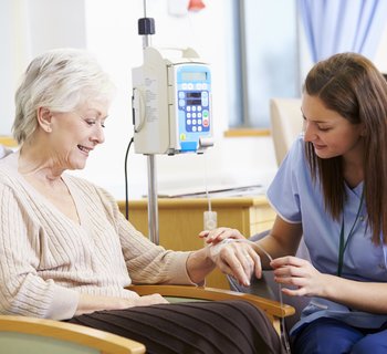 Ältere Dame bei Chemotherapie