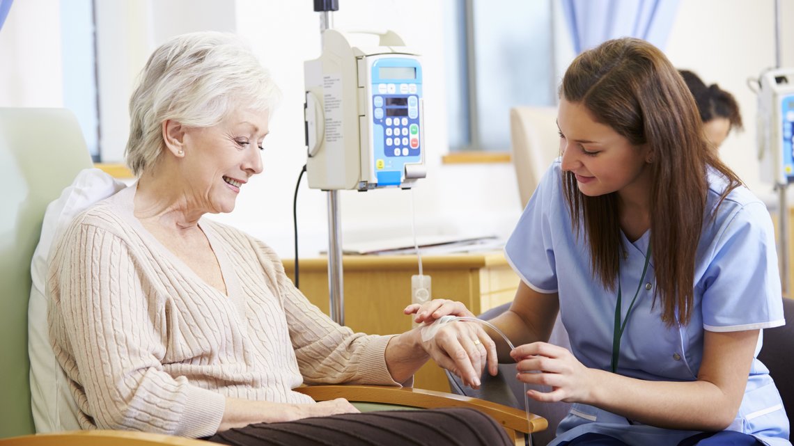 Ältere Dame bei Chemotherapie